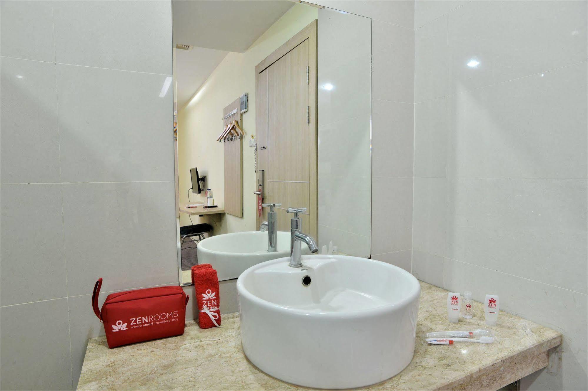 Zen Rooms Rujia Pecenongan 雅加达 外观 照片